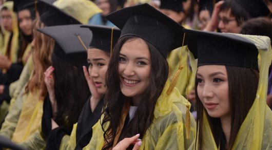 Назарбаев университетінің студенттері салтанатты шарада жаңбырда қалды