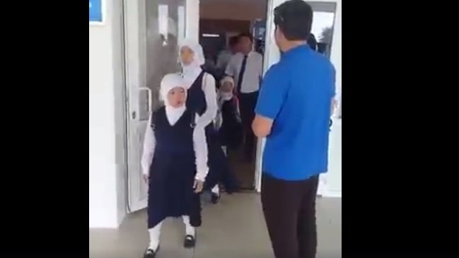 Жаңаөзенде директор хиджаб киген оқушыларды мектепке кіргізбей қойды