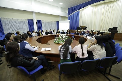 Казахстанская Ассоциация родителей по вопросам семьи и семейным ценностям, учителя и директора школ обсудили вопросы сокращения недельной нагрузки на учителей
