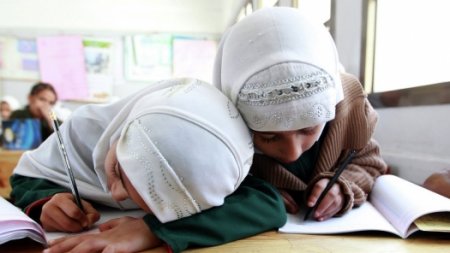 В Казахстане более полутора тысяч школьниц сняли хиджабы