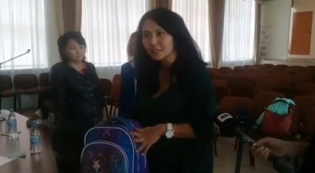 Жители Актау пожаловались в министерство на вес школьных рюкзаков