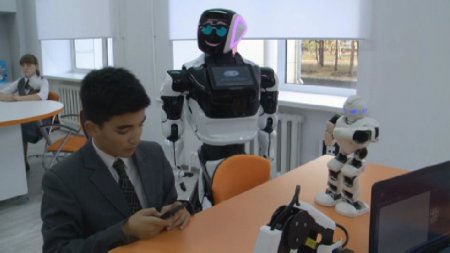 Роботы преподают в лицее IT-технологий в Костанае