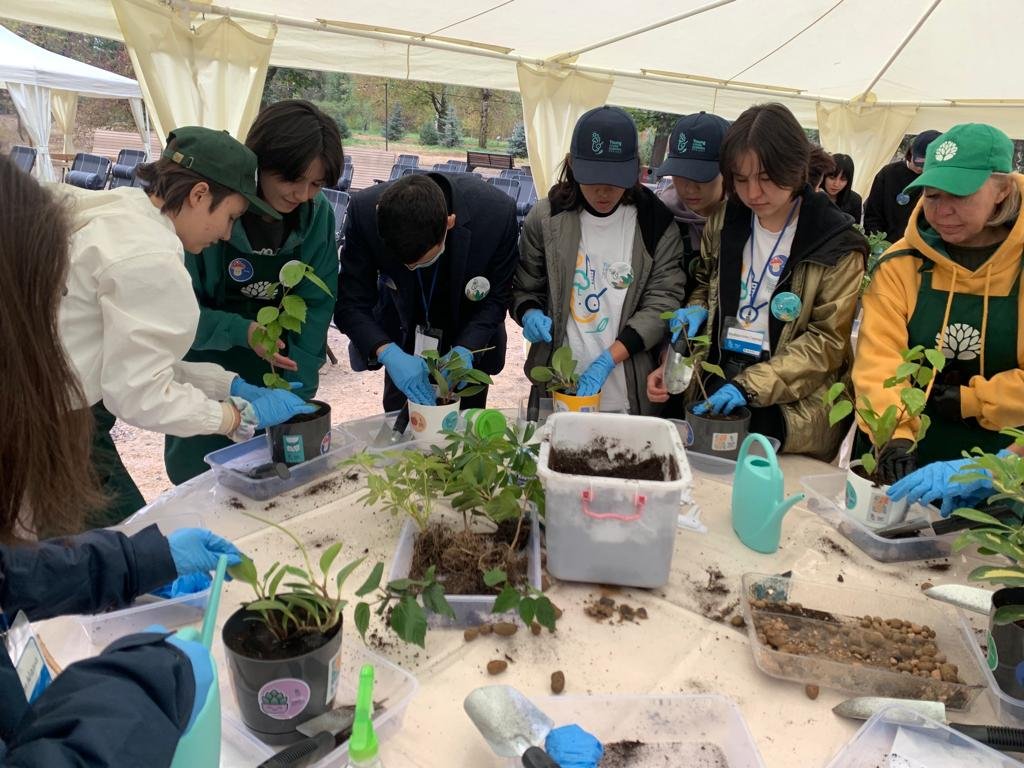 Быть ботаником – круто! Казахстанские школьники выбирают науку о растениях вместо гаджетов