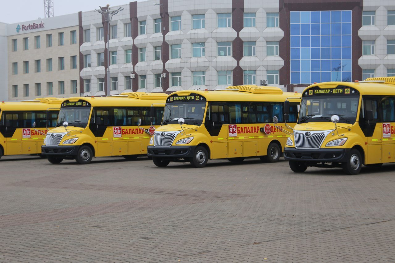 Пятнадцать новых автобусов получили акмолинские школы